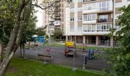 El Ayuntamiento instala nuevo pavimento en el parque infantil de Monelos