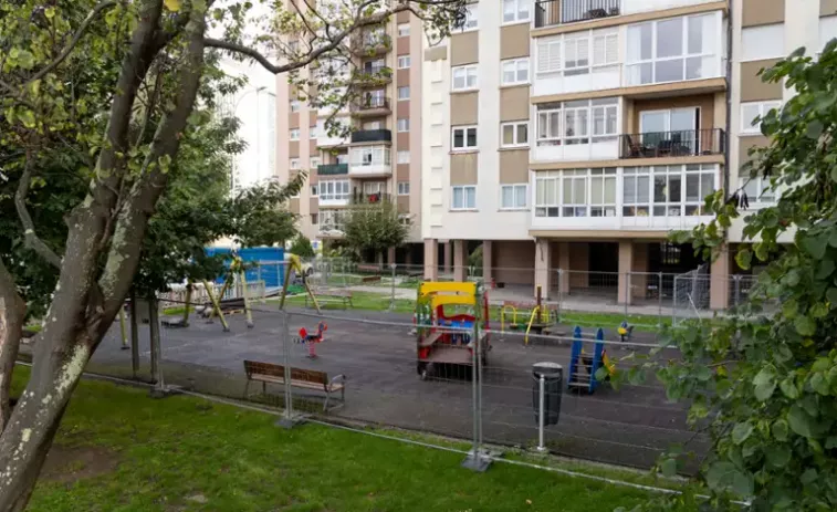 El Ayuntamiento instala nuevo pavimento en el parque infantil de Monelos