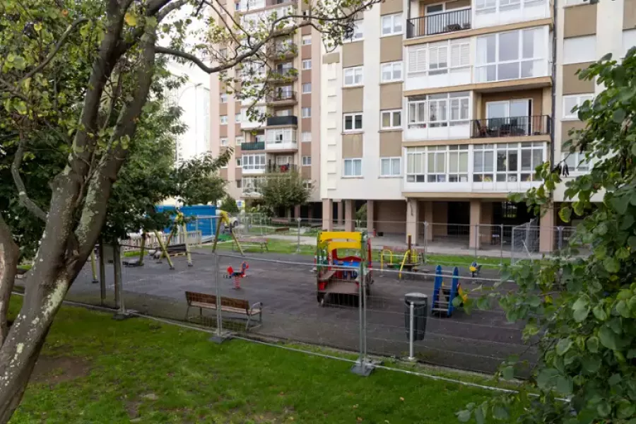 El Ayuntamiento instala nuevo pavimento en el parque infantil de Monelos