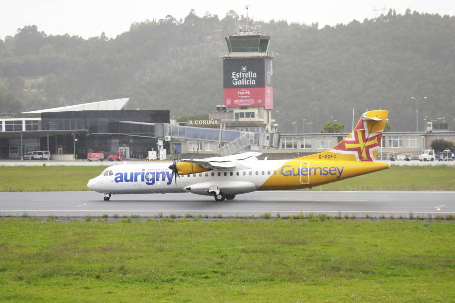 Un avión con bandera de las Islas del Canal toma tierra en A Coruña