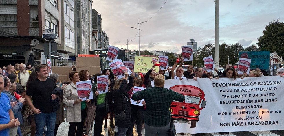 Más de cien sadenses protestan por el “fiasco” de los cambios en el autobús metropolitano