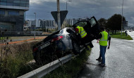 Un coche queda subido a un quitamiedos en Alfonso Molina tras un aparatoso accidente