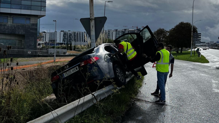 Un coche queda subido a un quitamiedos en Alfonso Molina tras un aparatoso accidente