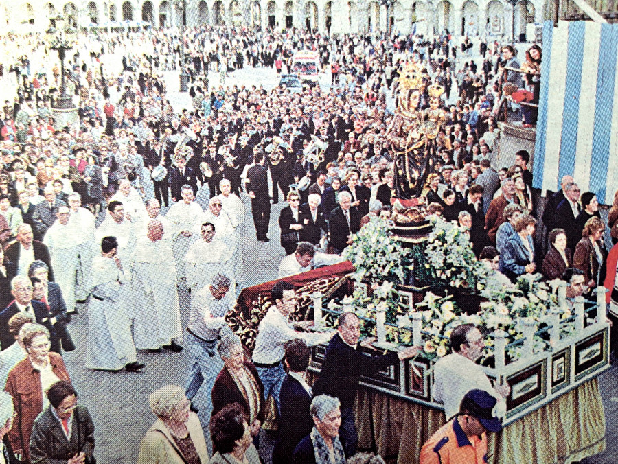 Hace 25 años | La procesión del Rosario reunió a más de un millar de coruñeses