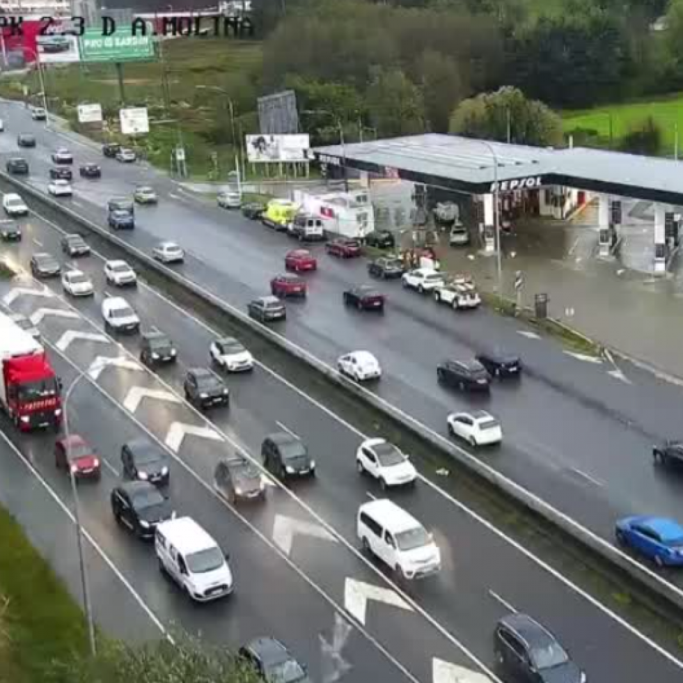 Las lluvias provocan largas retenciones para entrar en A Coruña