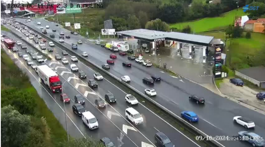 Las lluvias provocan largas retenciones para entrar en A Coruña