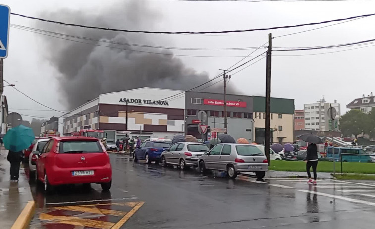 Un incendio iniciado en una máquina de lavado devora un taller en O Temple y calcina quince vehículos