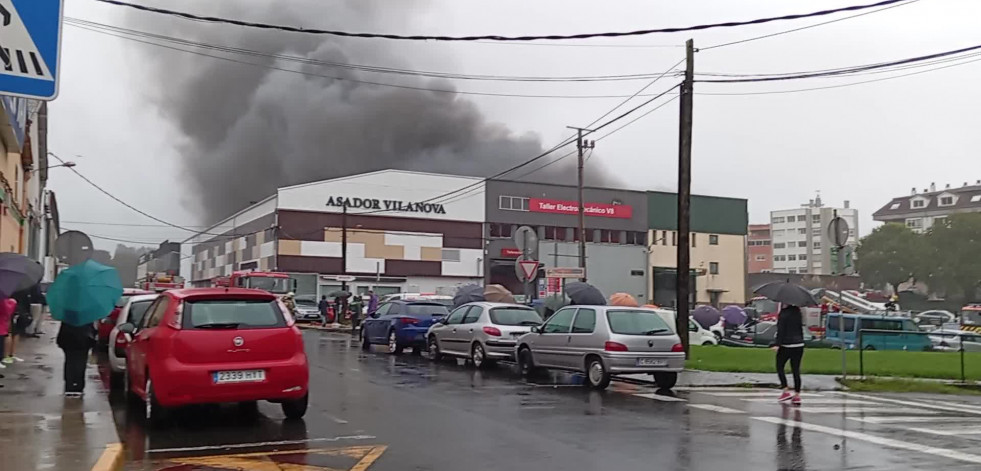 Un incendio iniciado en una máquina de lavado devora un taller en O Temple y calcina quince vehículos