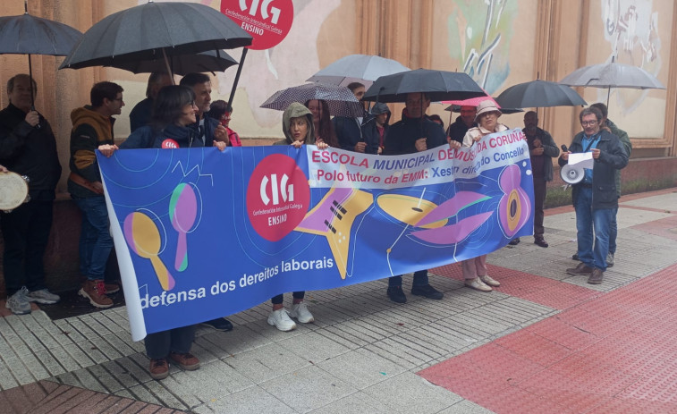 El personal de la Escuela Municipal de Música A Coruña vuelve a salir a la calle para protestar por el estado del centro