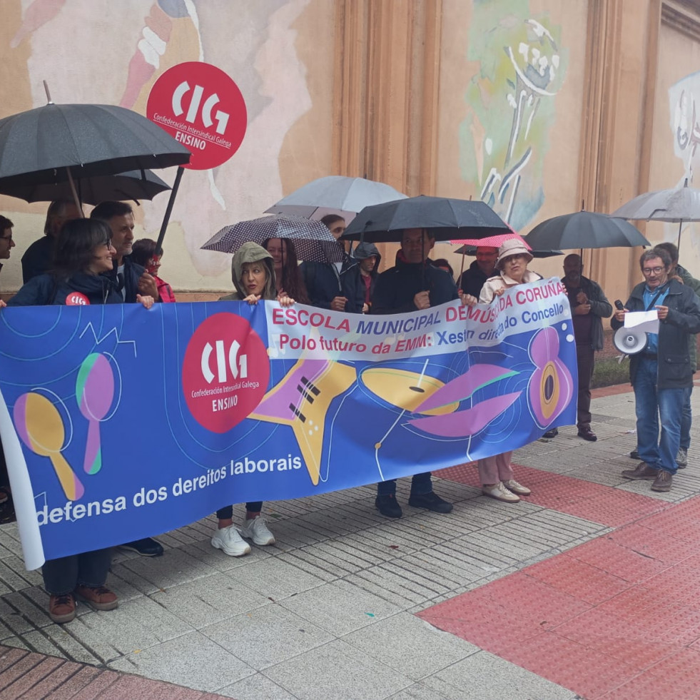 El personal de la Escuela Municipal de A Coruña vuelve a salir a la calle para protestar por el estado del centro