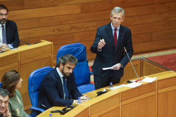 El presidente de la Xunta, Alfonso Rueda responde en el Parlamento Gallego a las preguntas de la oposición en la sesión de control al gobierno, miércoles