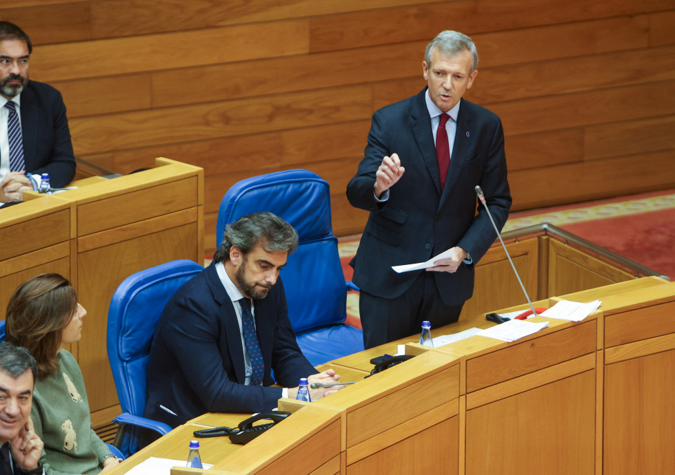 El presidente de la Xunta, Alfonso Rueda responde en el Parlamento Gallego a las preguntas de la oposición en la sesión de control al gobierno, miércoles