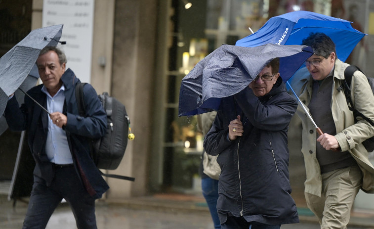 A Coruña se libra de lo peor de ‘Kirk’, pero el temporal provoca incidencias y retenciones a su paso