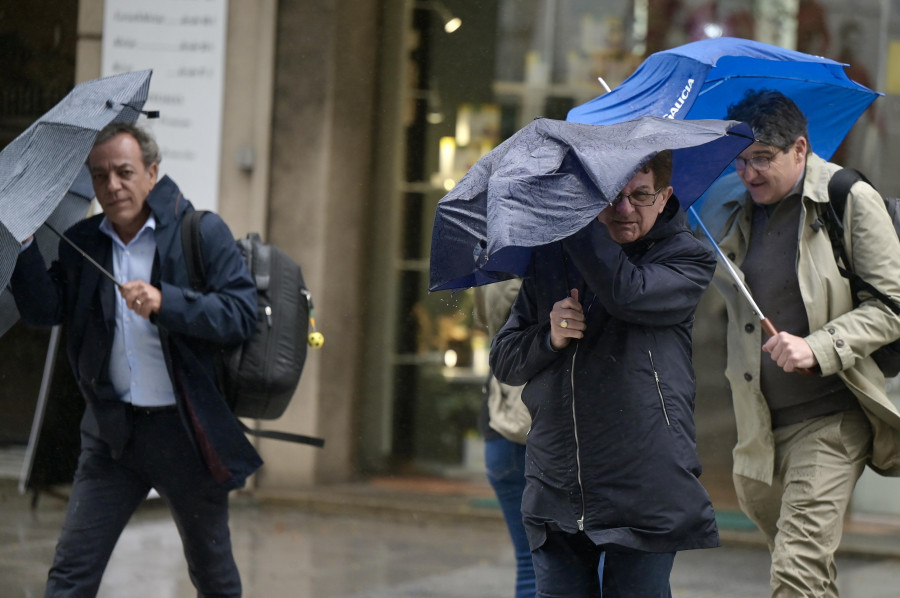 A Coruña se libra de lo peor de ‘Kirk’, pero el temporal provoca incidencias y retenciones a su paso