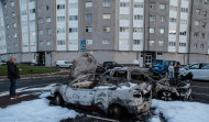 Un incendio calcina un coche y daña otros tres en A Coruña