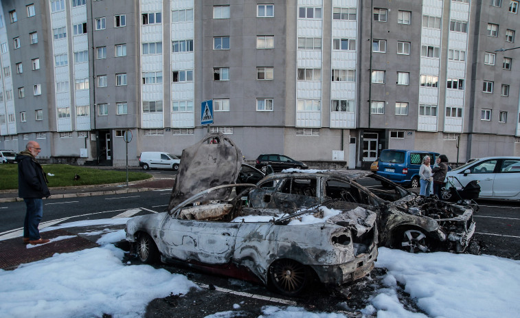 Un incendio calcina un coche y daña otros tres en A Coruña