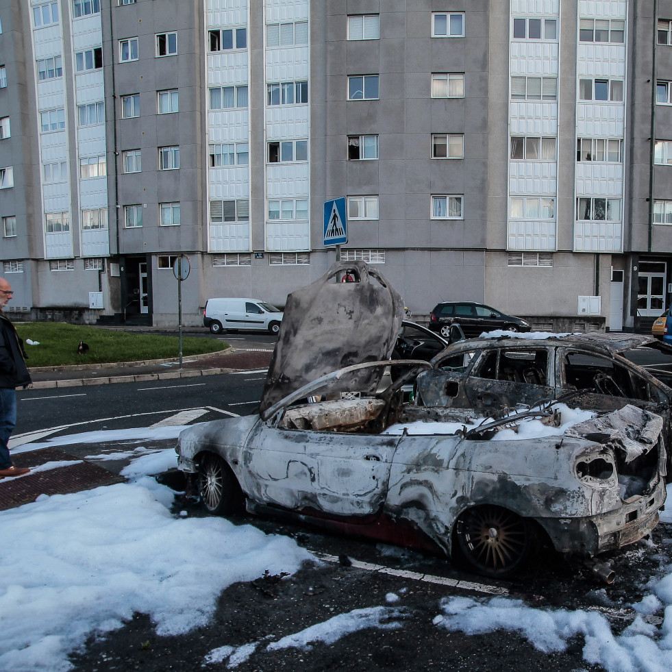 Un incendio calcina un coche y daña otros tres en A Coruña