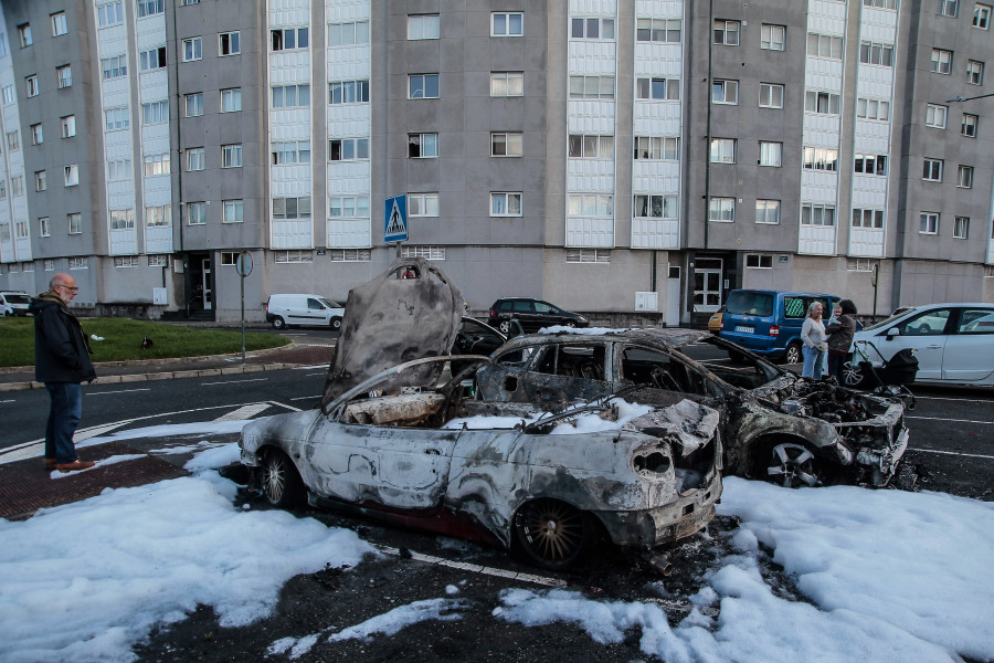 Un incendio calcina un coche y daña otros tres en A Coruña