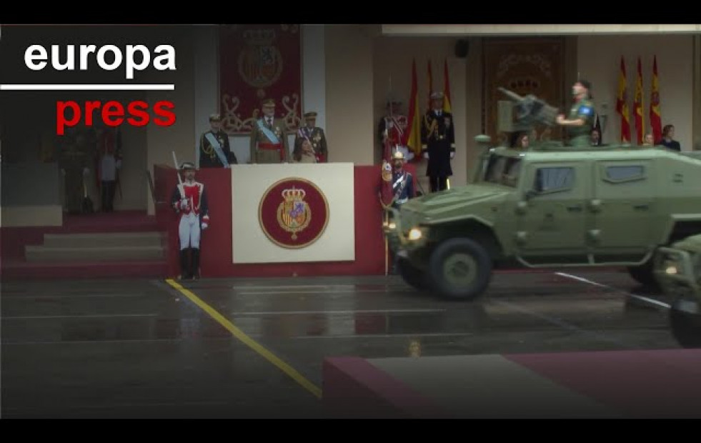 Cientos de personas arropan al Ejército en un desfile del 12 de octubre marcado por la fuerte lluvia