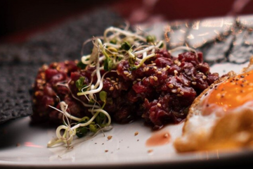 Steak tartar clásico con su huevo frito