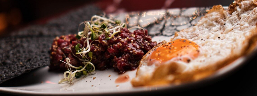 Steak tartar clásico con su huevo frito