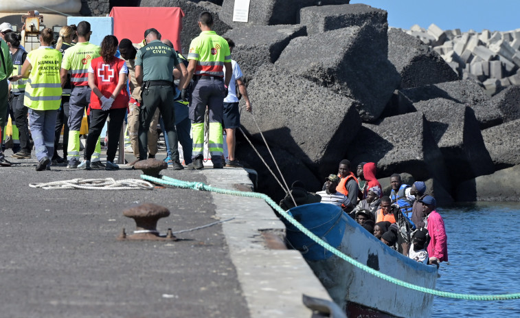 Llegan dos cayucos con casi 300 personas a la isla de El Hierro