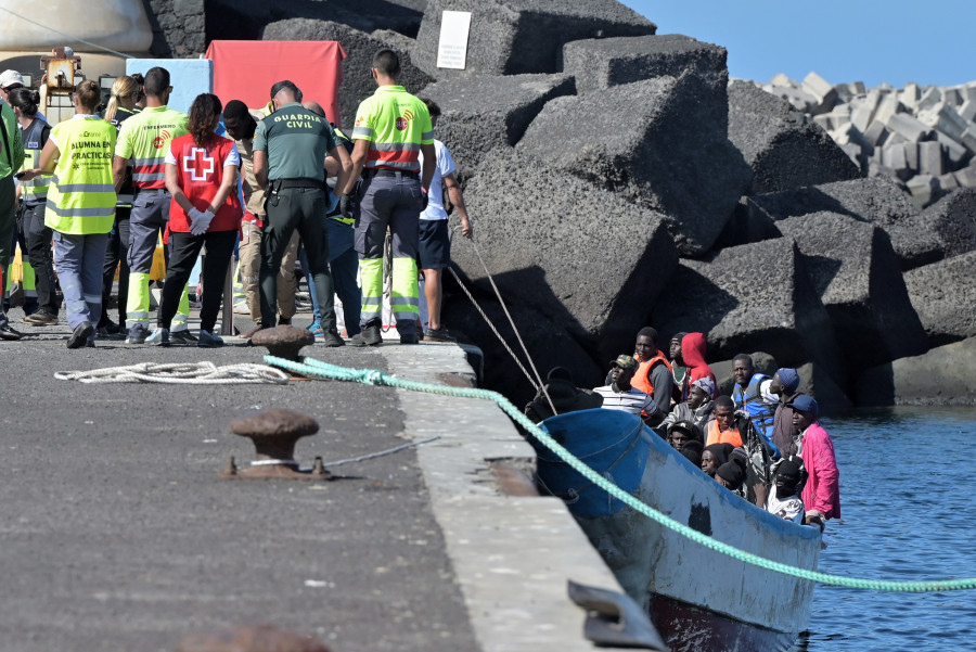 Llegan dos cayucos con casi 300 personas a la isla de El Hierro