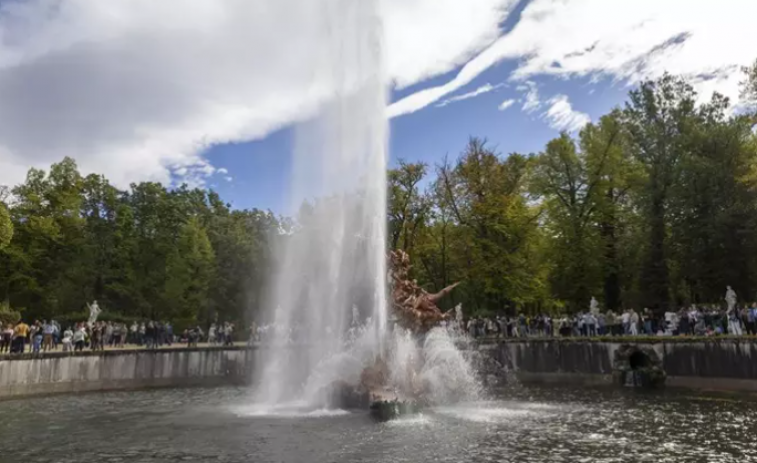 La fuente de Andrómeda del Palacio Real de La Granja se enciende por primera vez en 80 años