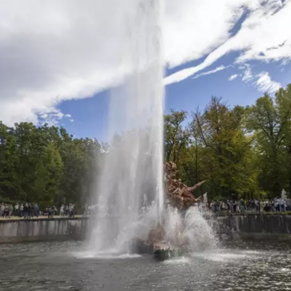 La fuente de Andrómeda del Palacio Real de La Granja se enciende por primera vez en 80 años