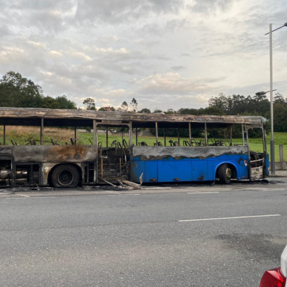 Incendiados dos autobuses en la avenida de A Coruña de Cerceda