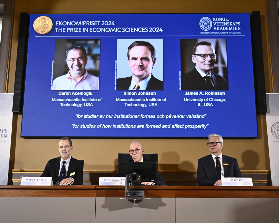 Stockholm (Sweden), 14/10/2024.- Academy of Sciences permanent secretary Hans Ellegren (C), Jakob Svensson (L) and Jan Teorell, of the Nobel assembly at the Swedish Riksbank announces the Swedish Riks