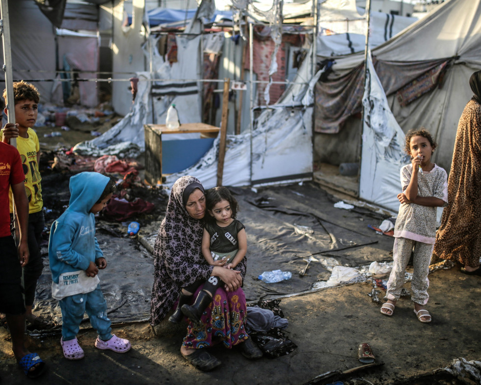 FOTODELDÍA Deir Al Balah (Gaza), 14/10/2024.- Palestinos junto a sus tiendas de campaña destruidas en un campamento para desplazados internos en las instalaciones del Hospital al-Aqsa, después de q