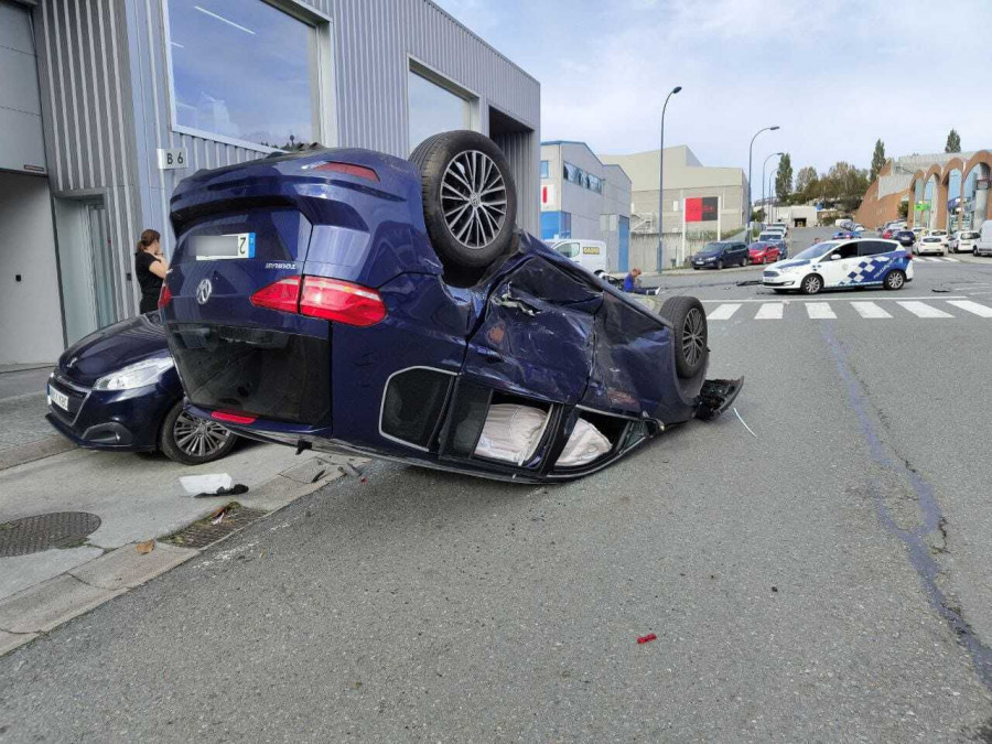 Un aparatoso accidente múltiple daña una nave del polígono de Alvedro