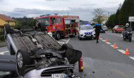 Los Bomberos rescatan a una mujer atrapada tras un accidente en Iñás