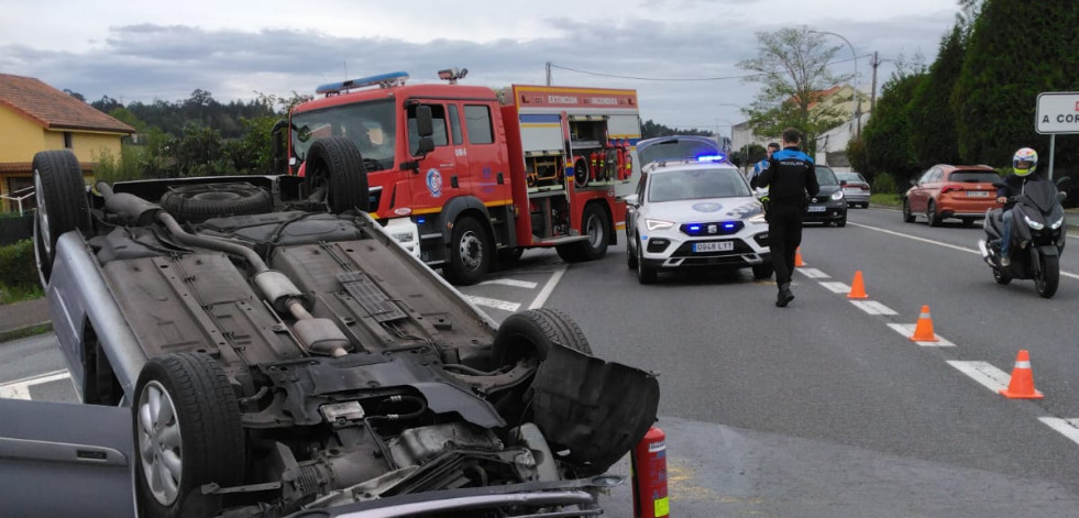 Los Bomberos rescatan a una mujer atrapada tras un accidente en Iñás