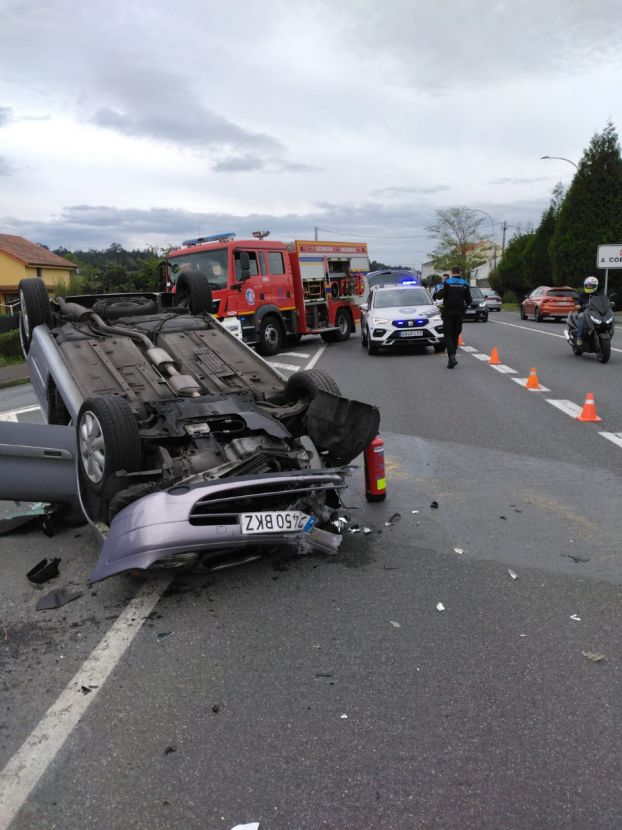 Los Bomberos rescatan a una mujer atrapada tras un accidente en Iñás