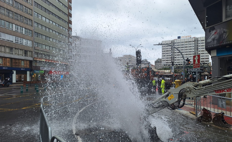 Revienta una tubería en unas obras de la plaza de Pontevedra