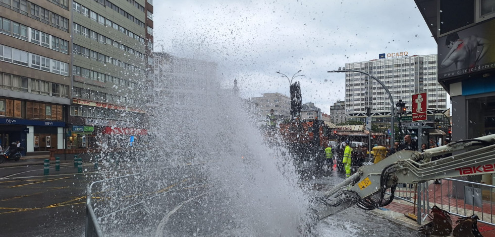 Revienta una tubería en unas obras de la plaza de Pontevedra