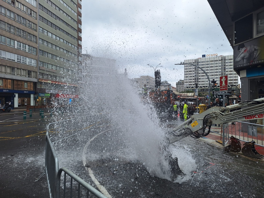 Revienta una tubería en unas obras de la plaza de Pontevedra