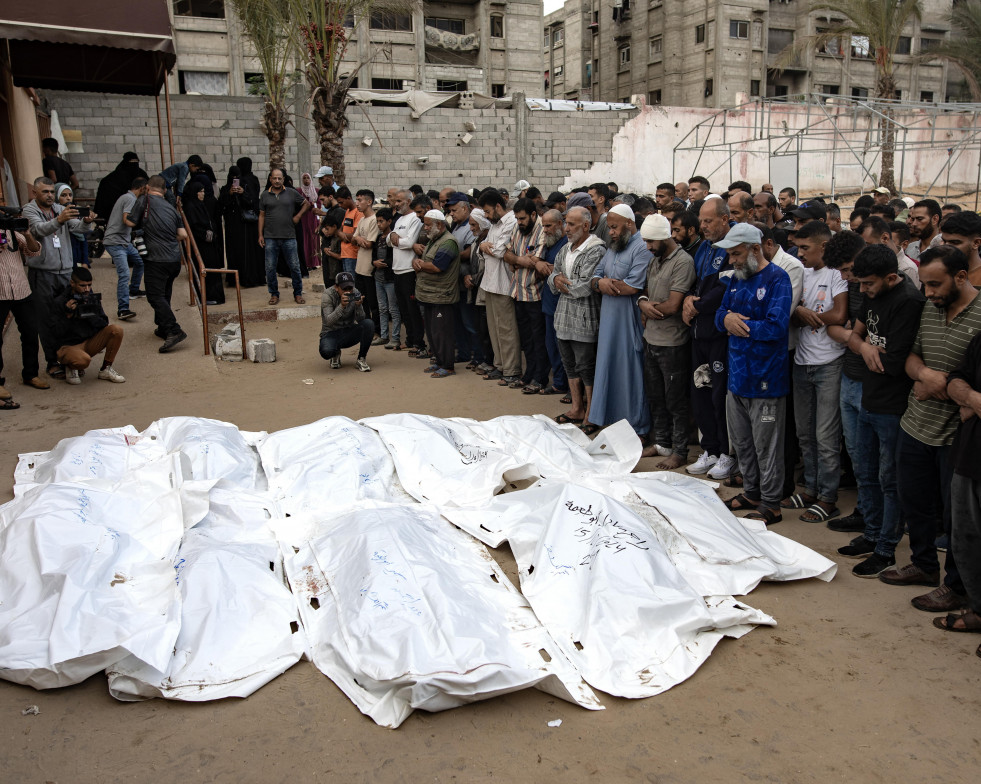 Khan Younis (-), 15/10/2024.- Palestinians, including victims' relatives, pray next to the bodies of members of the Abu Taima family, killed in an Israeli air strike, at the Khan Younis refugee camp, 