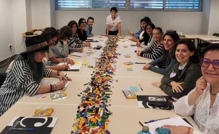 Mujeres empresarias refuerzan su creatividad en un taller de LEGO® de la Cámara de A Coruña