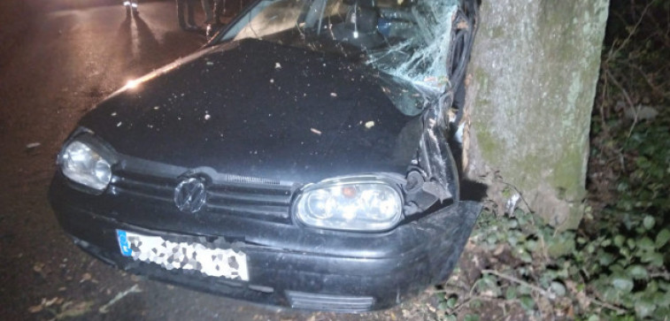 Cuatro heridos en Arzúa tras chocar contra un árbol