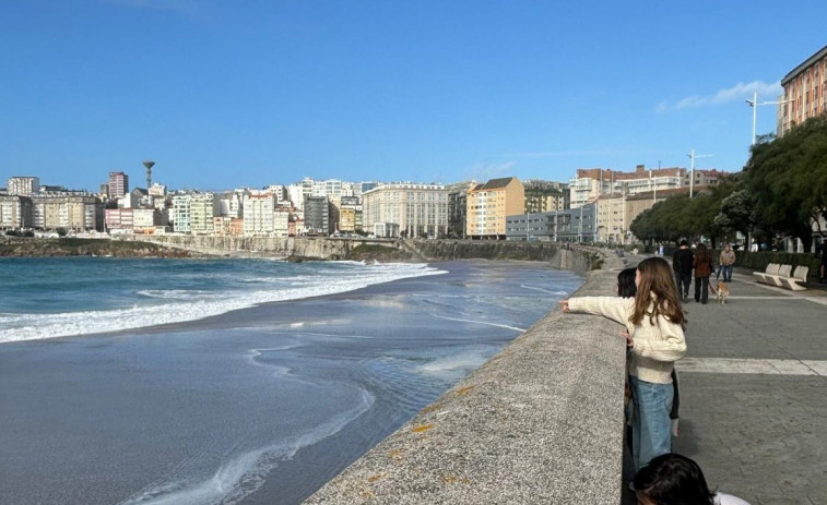 Las mareas vivas se comen la playa del Orzán