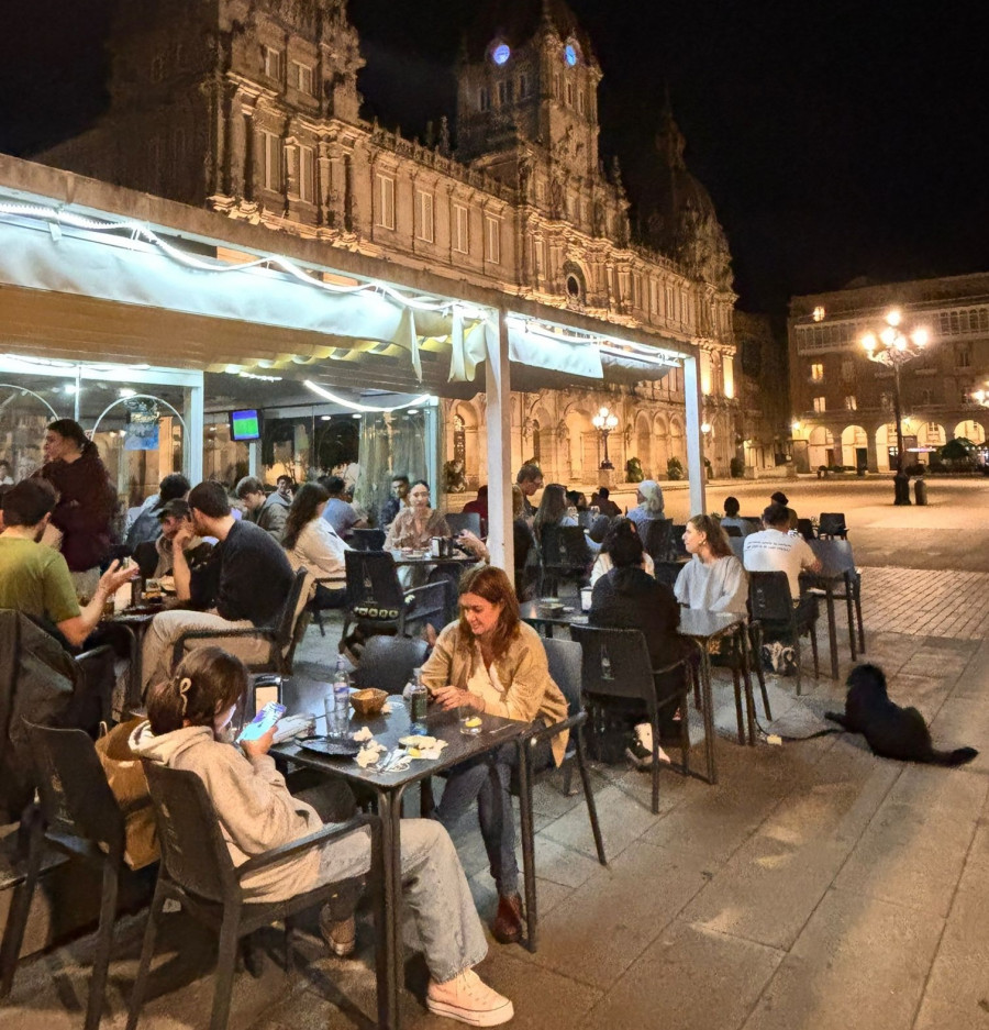 Cuando A Coruña se viste de Benidorm: "Esto es la caña", dice un erasmus sobre la hostelería y el clima