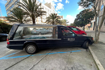 Coche funebre de Maldita para llevar tablas de surf