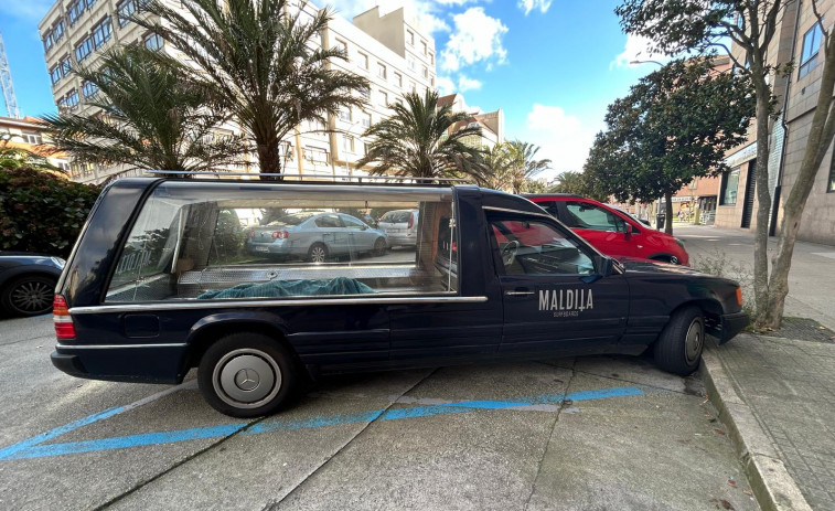 Un coche fúnebre en la cresta de la ola