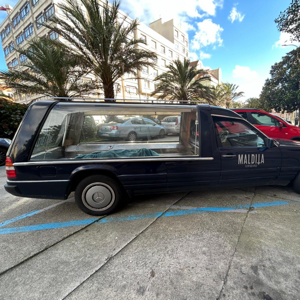 Un coche fúnebre en la cresta de la ola