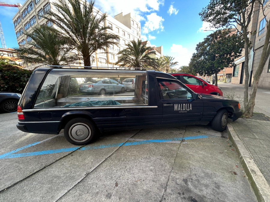 Un coche fúnebre en la cresta de la ola