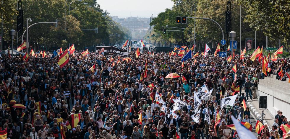 Miles de personas se manifiestan contra el Gobierno en Madrid y piden elecciones generales