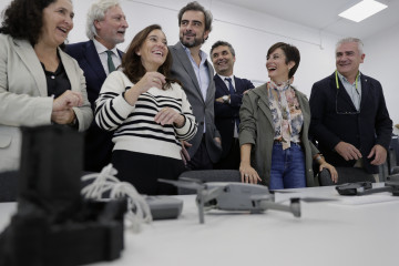 A CORUÑA, 10/10/24.- La ministra de Vivienda y Agenda Urbana, Isabel Rodríguez (2d), durante la visita que ha realizado al CIFP de Someso de A Coruña, donde ha estado acompañada por la alcaldesa d